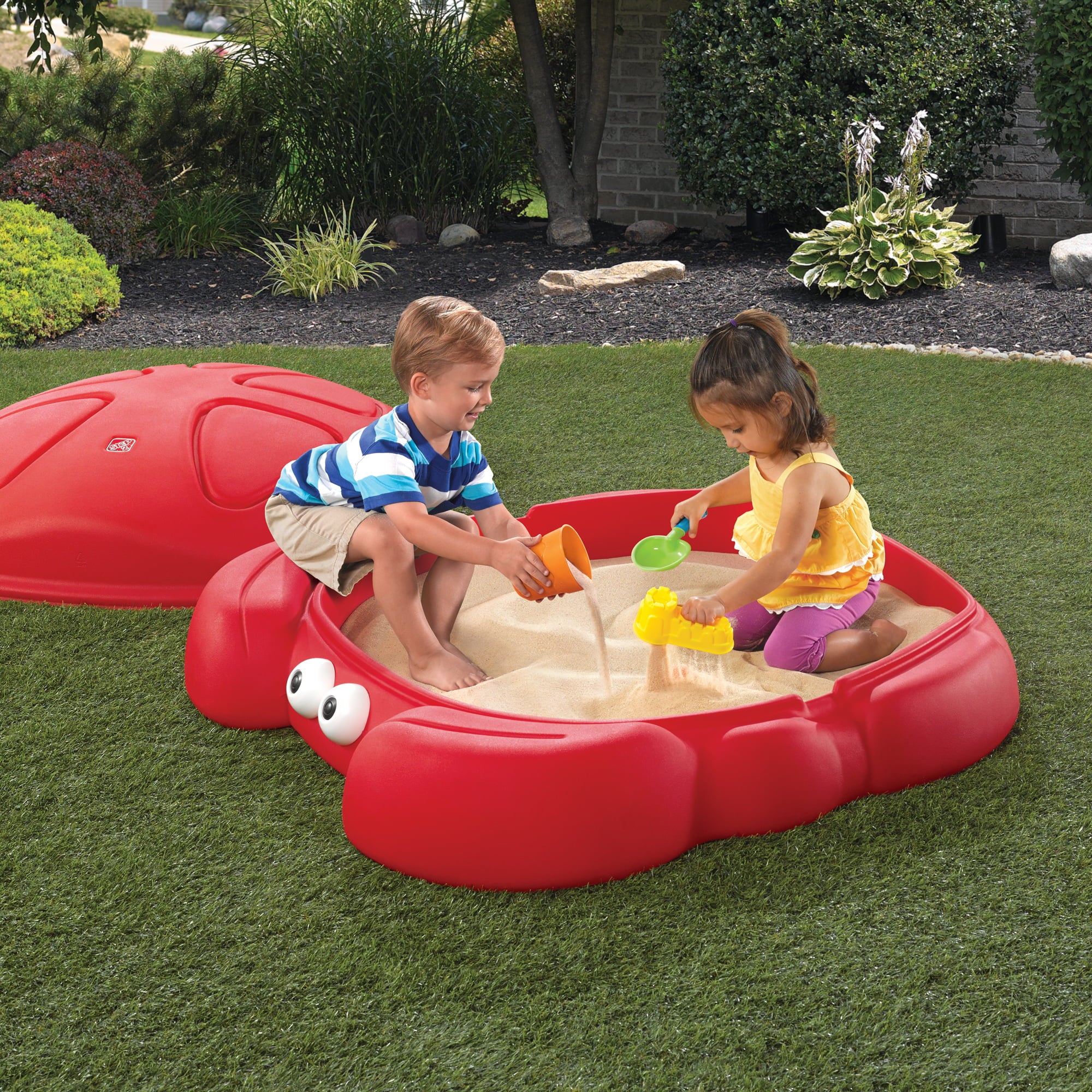 Step2 Crabbie Kids Plastic Outdoor Sandbox with Cover